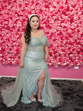 Load image into Gallery viewer, Liliana Hire
